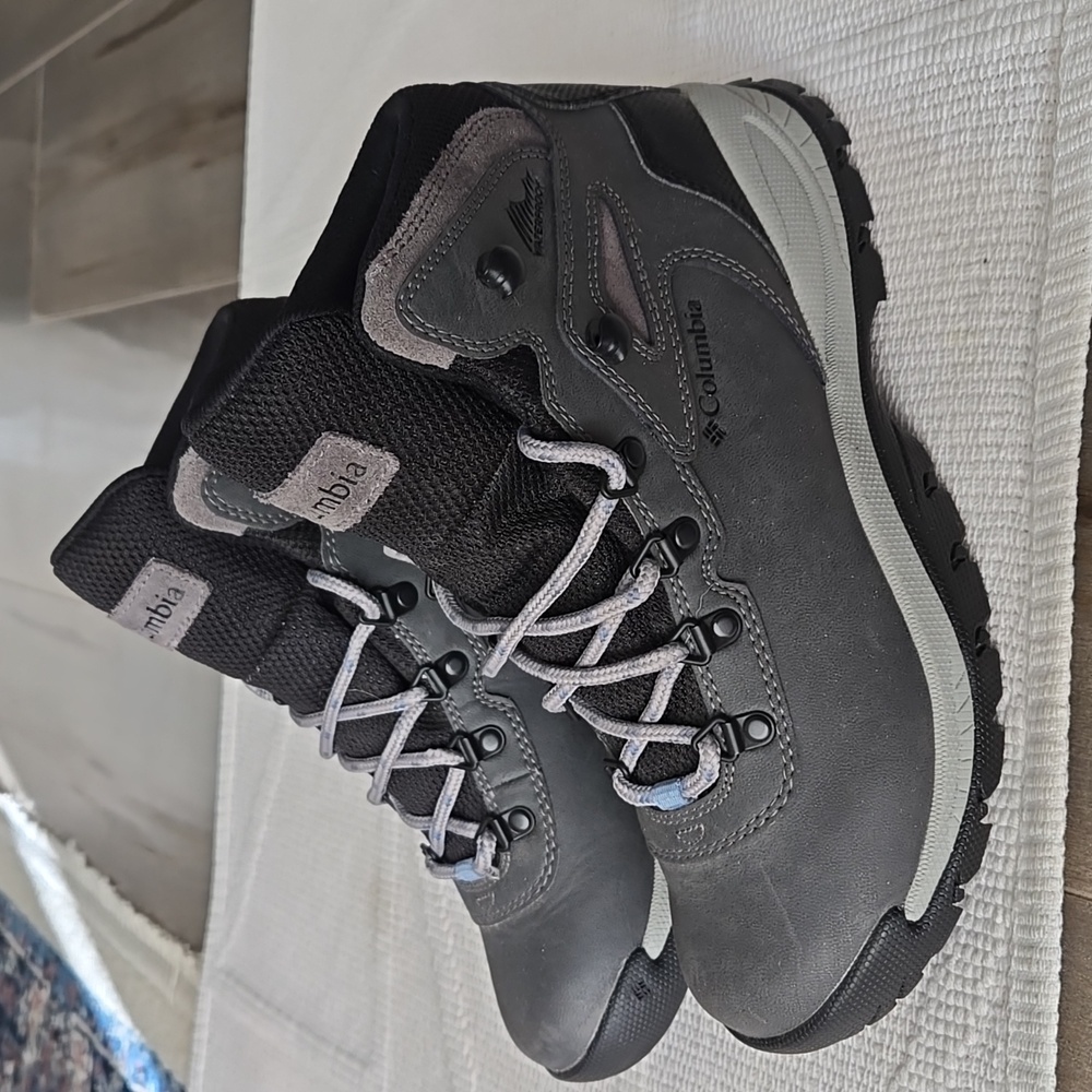 Columbia Newton Ridge Plus Waterproof Hiking Boots Women's size 8.5 Gray